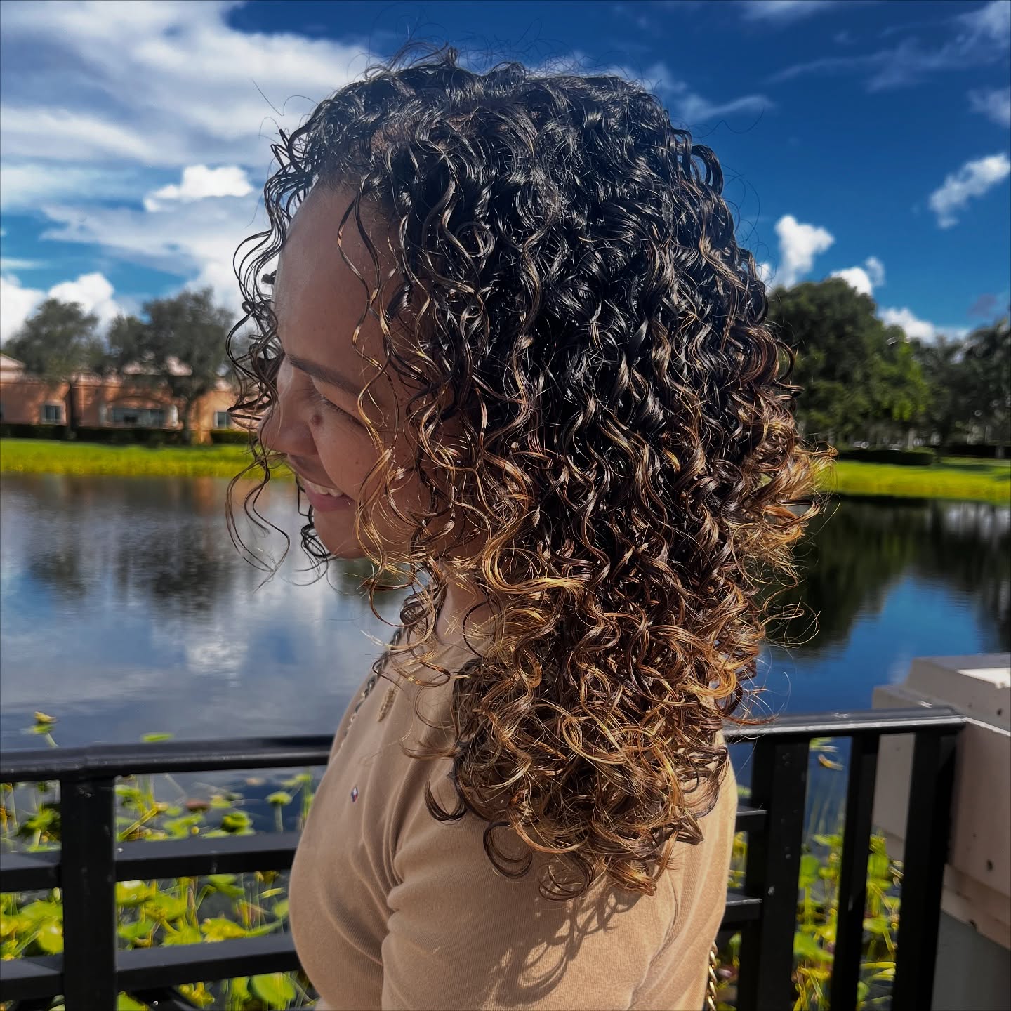 AleJr Salon salon interior gallery image 19