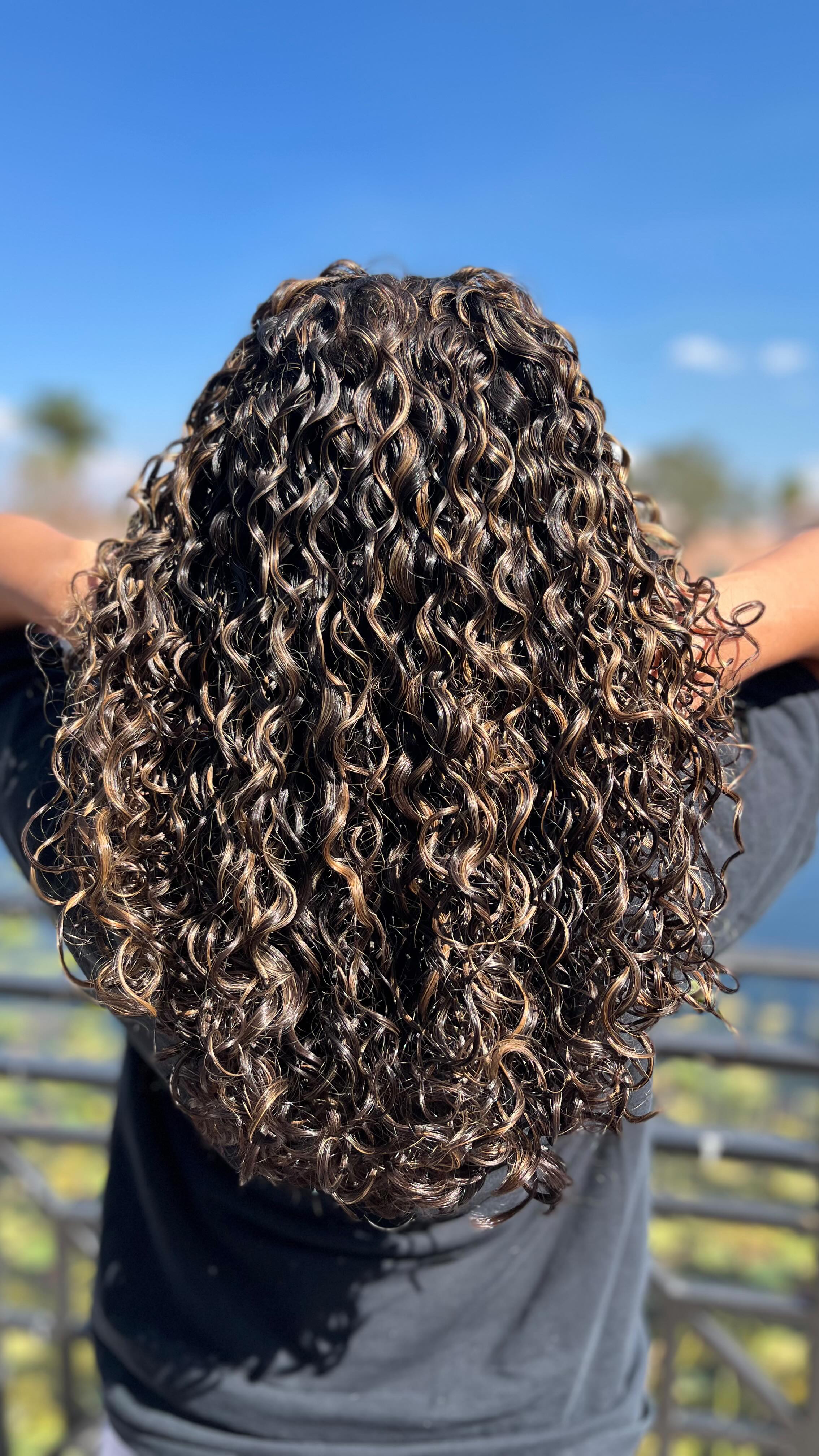 AleJr Salon hairstyle gallery image 36